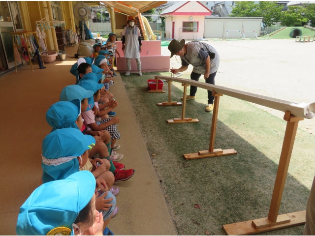 先生は箸で挑戦です!