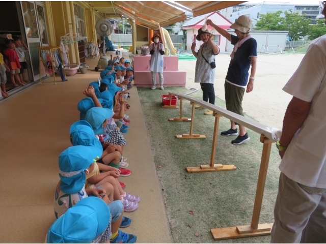 先生が箸で取れたのでラムネがおまけでもらえます!