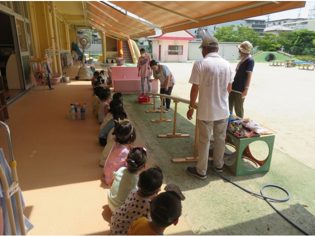 先生が挑戦です!みんな真剣に応援です