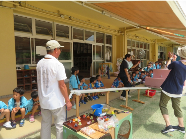 先生の挑戦にみんなが静かに見守ります!