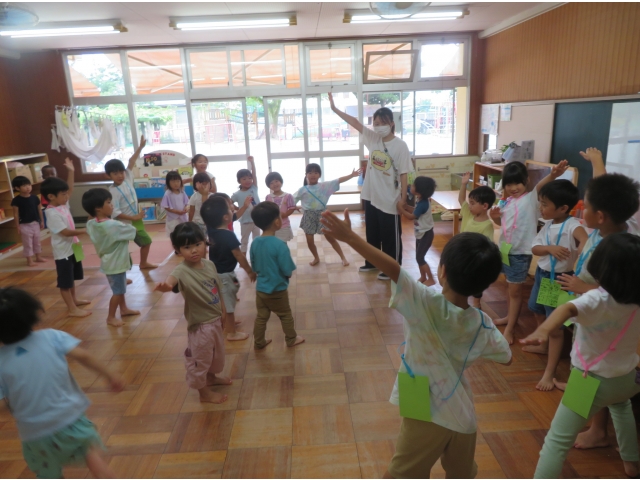 ぞう組のお友だちがリードして踊ってくれます♪