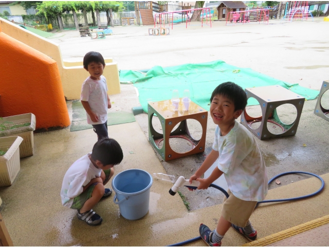 水を入れて射的屋さんの準備です!
