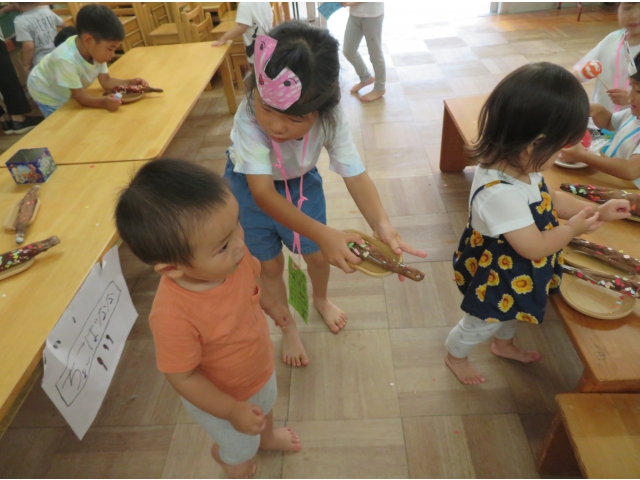 小さいお友だちの目線に合わせて…