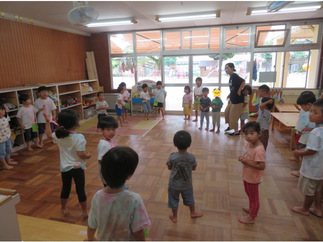 たんぽぽ組にぞう組のお友だちが来て一緒に踊ります♪
