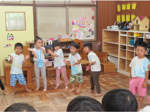 歌を歌いながら踊るお友だちもいて盛り上がります♪