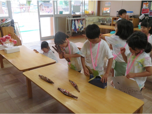 看板付けのためテープを切る人、貼る人に分担したようです