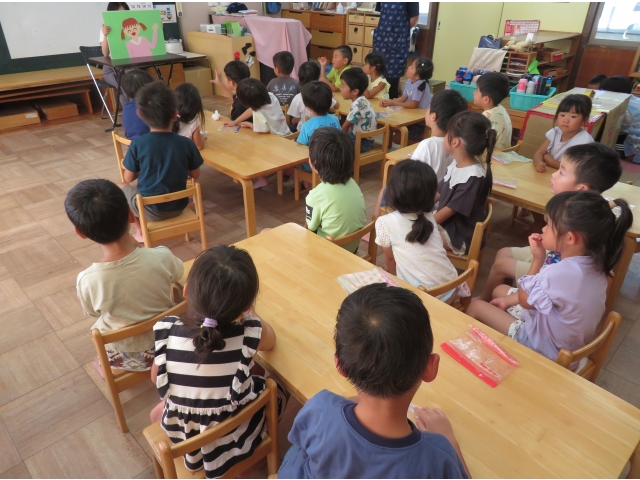 みんな真剣に聞いています…