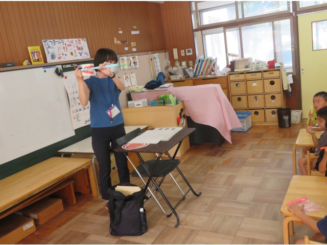 続いては実際に歯ブラシを使いながら、正しい歯磨きの仕方を学びます！