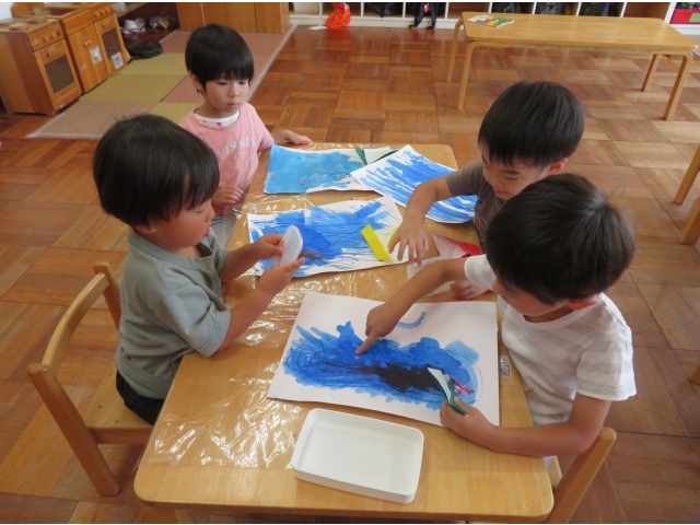 魚がいるよね！泳いでるところ描いてみよう！