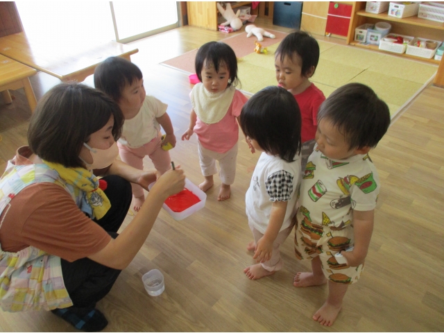 絵の具を用意していると、「なにこれ～？」と子ども達は興味津々です！