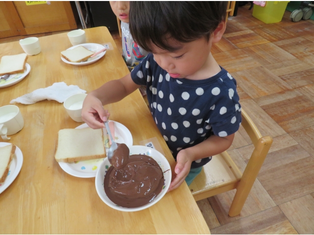 自分の食べたい量をスプーンですくいます。