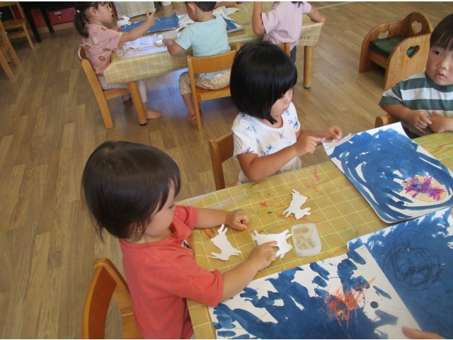 お月さまの下にうさぎを2匹はるぞー！