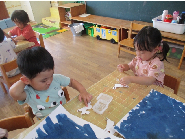 のりを使ってぬりぬり・・・