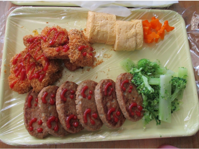 卵焼き、チョウチョ型のにんじん、鮭フライ、ブロッコリーなど！ハンバーグにはケチャップのお顔があります♡