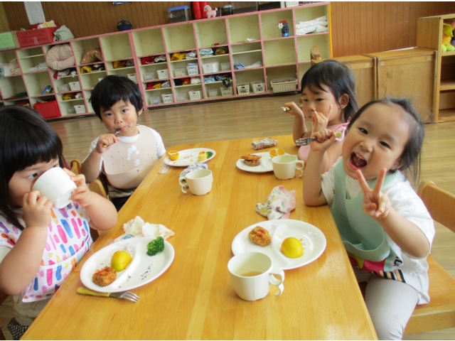 おいしそうなおべんとうバス！いっぱい食べまーす(^-^)
