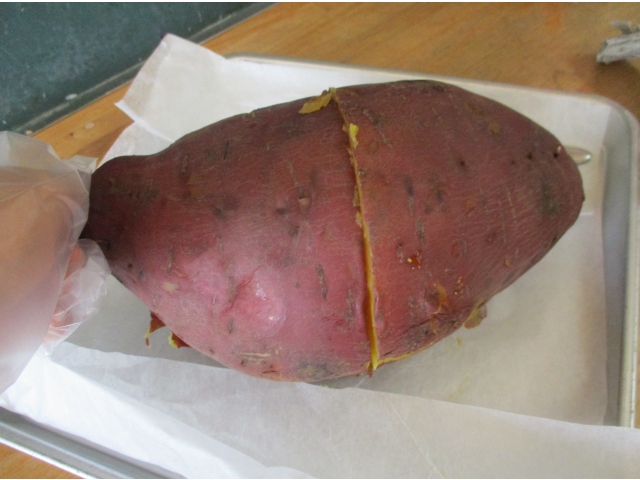 大きなさつま芋を給食室で蒸しました！