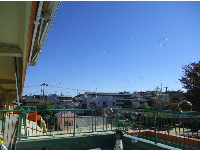 たくさんお空にとぶシャボン玉を、楽しそうに追いかけていましたよ。