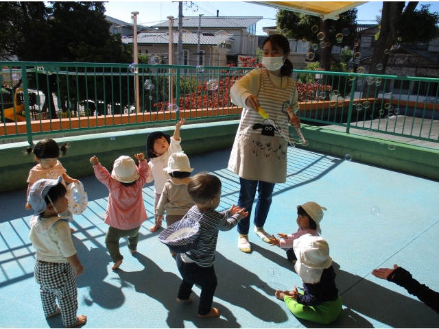 たくさんのシャボン玉に大喜びの子どもたち。