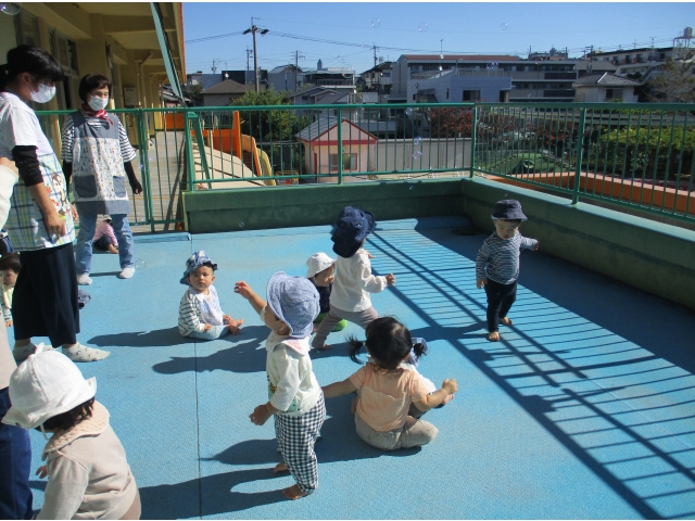 まてまて～と、追いかけています。