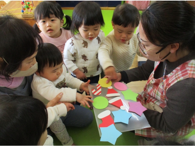 当日はもみの木に飾りつけをしました。