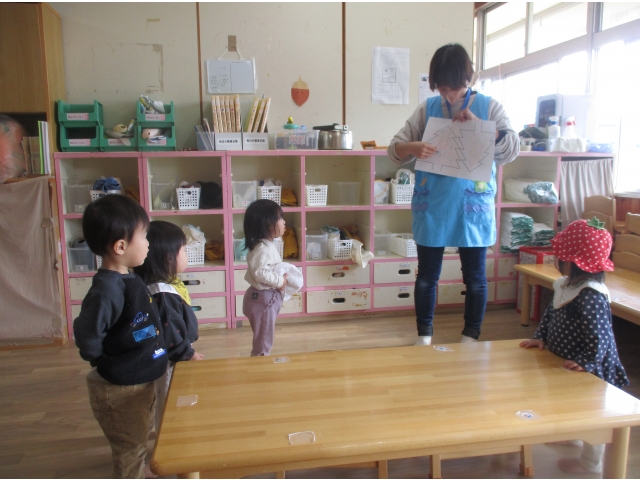 先生が見本を出すと、子ども達は興味津々で見てくれています！