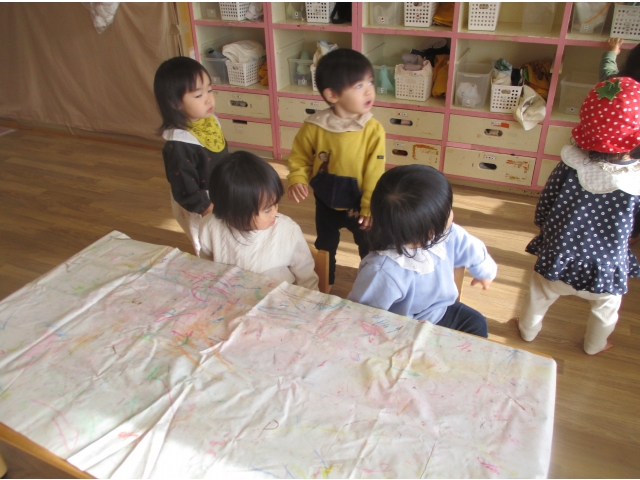 　シートを敷くと、早くやりたい子は椅子に座り、準備完了(^-^)