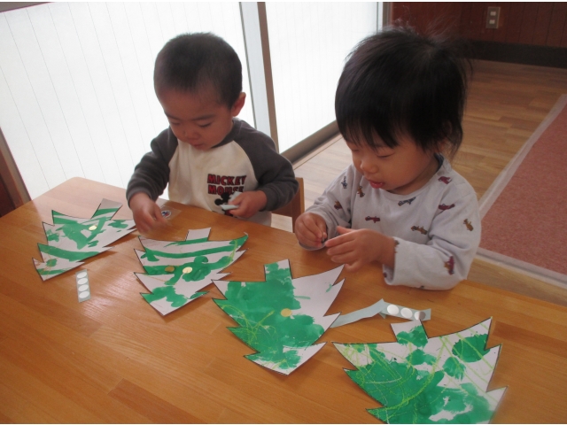 最後に飾りつけでキラキラのシールを貼りました(^^)/