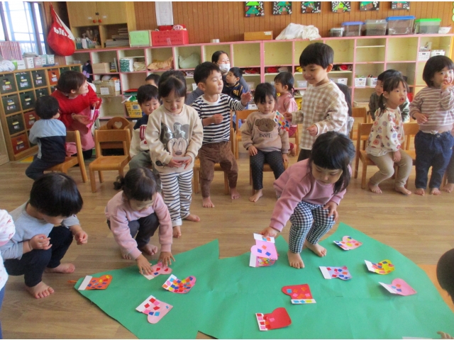 みんなが作った靴下のオーナメントをクリスマスツリーに飾ります🧦