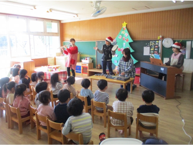 先生たちからの演奏のプレゼント！あわてんぼうのサンタクロース🎅