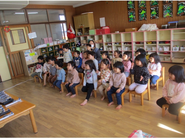 じっと見入ったり手拍子をしたりして楽しみました！