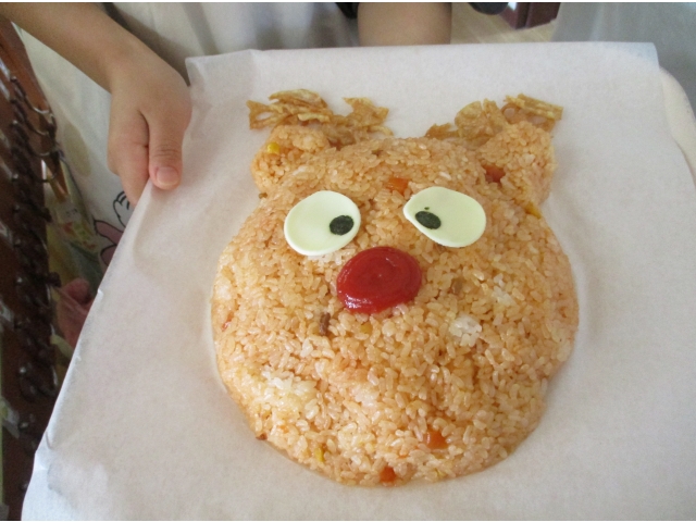 給食のチキンライスはトナカイになっていました！