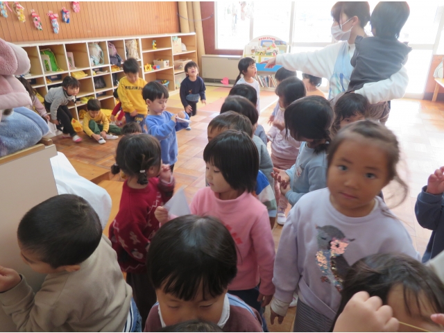 サンタさんがお隣のお部屋にいると聞いたみんな。探しに行きます。