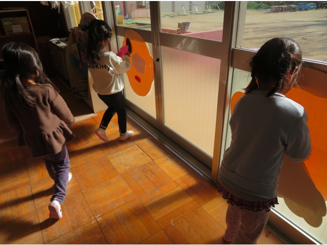 サンタさんの顔がない！みんなで探してあげよう！