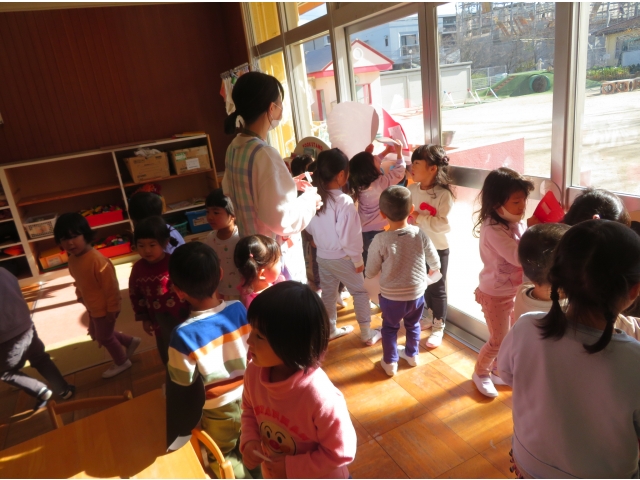 見つけたらお顔に貼っていきます。