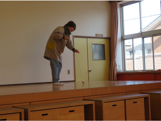 最初はこま回し!コマでいぬのさんぽです!