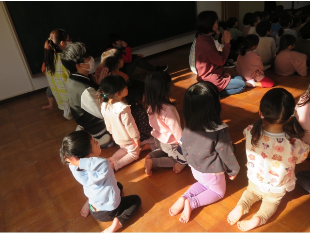 思わず立ち膝で…かわいい後ろ姿です♡