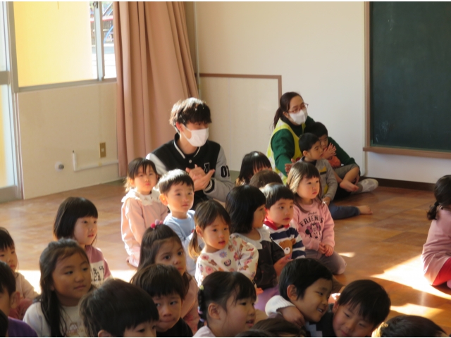 真剣に見入ってます