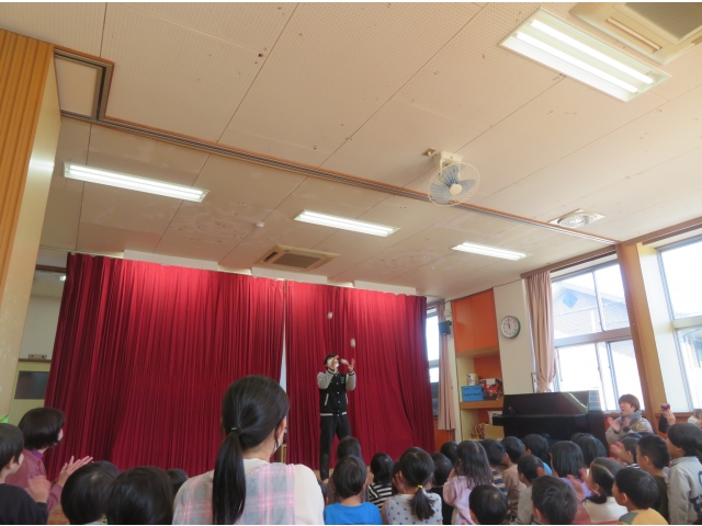 3つのお手玉をまわします!