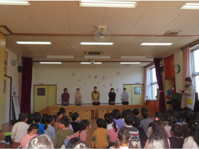 後ろを向いてかるた取り!