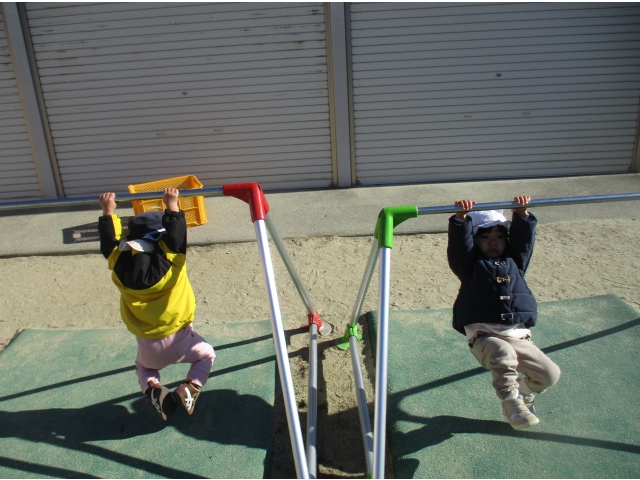 みてみて！！ぶら下がれるよ！！