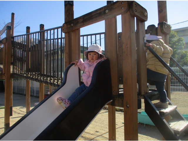 すべり台も何回も滑って楽しんでいます！