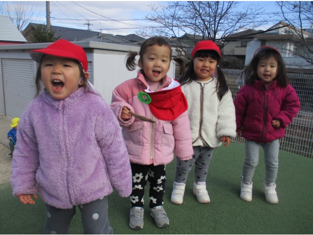 築山に登ってお歌のステージ！♪おにはそと～ふくはうち～パラッパラッパラッパラッまめのおと～おにはこっそりにげていく～♪