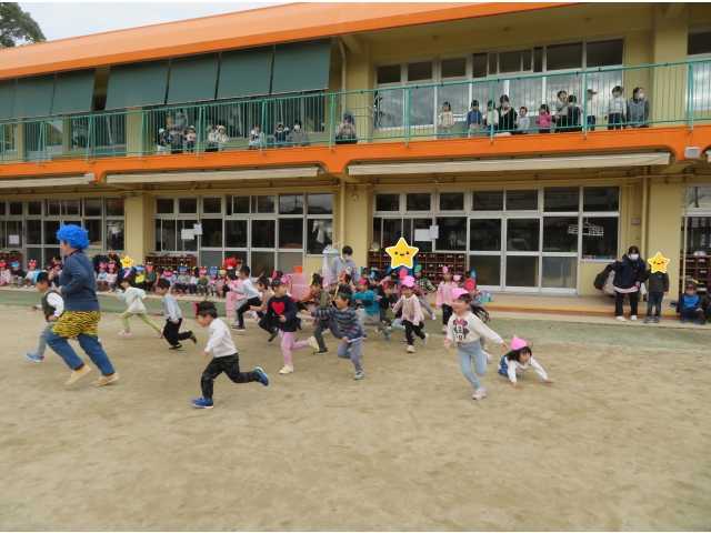 次はきりん組のお友だちを追いかけます!