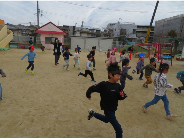 鬼に変身したぞう組のお友だちはスピードがあります