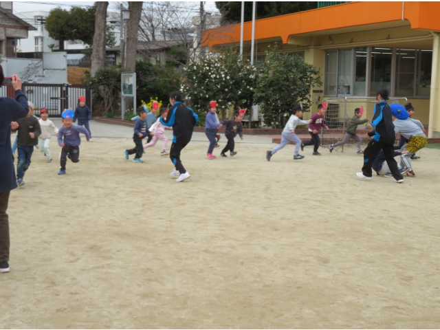 次は先生たちが鬼になってぞう組のお友だちを追いかけます