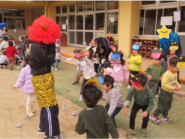 鬼に変身した先生に“おには～そと…”
