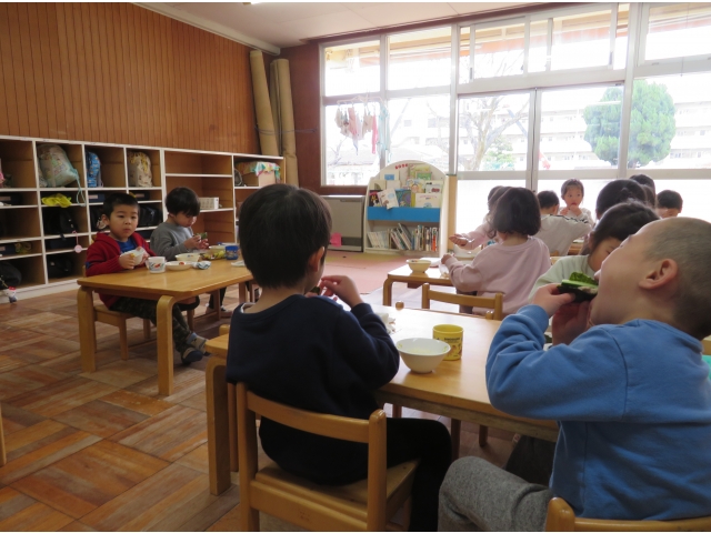 美味しそうにかぶりつきます