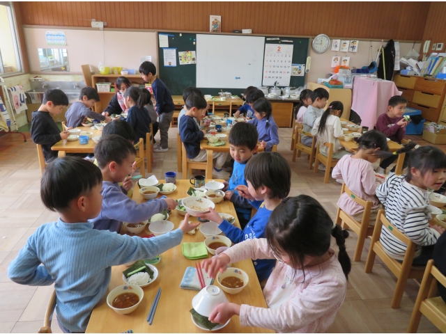 お友だち同士楽しく作ります♪