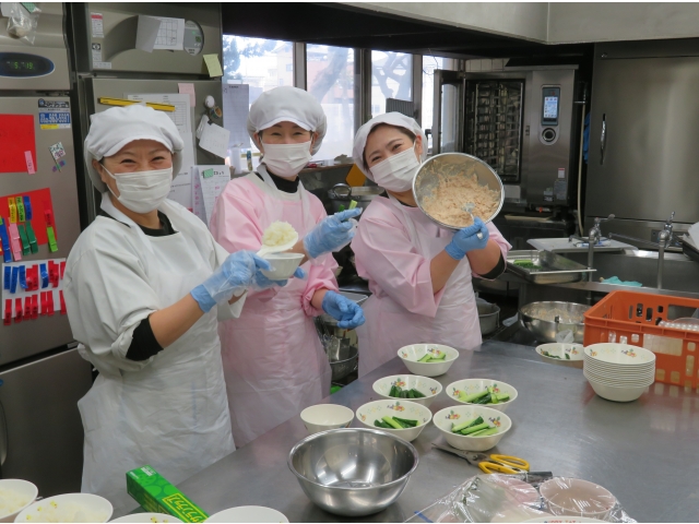 園庭で豆まきをしている最中の給食室では…