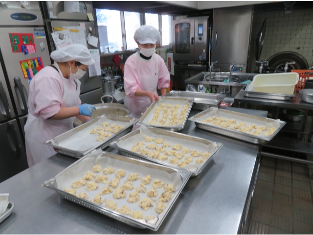 そしておやつは鬼まんじゅう!給食室は思いを込めて作ります♡